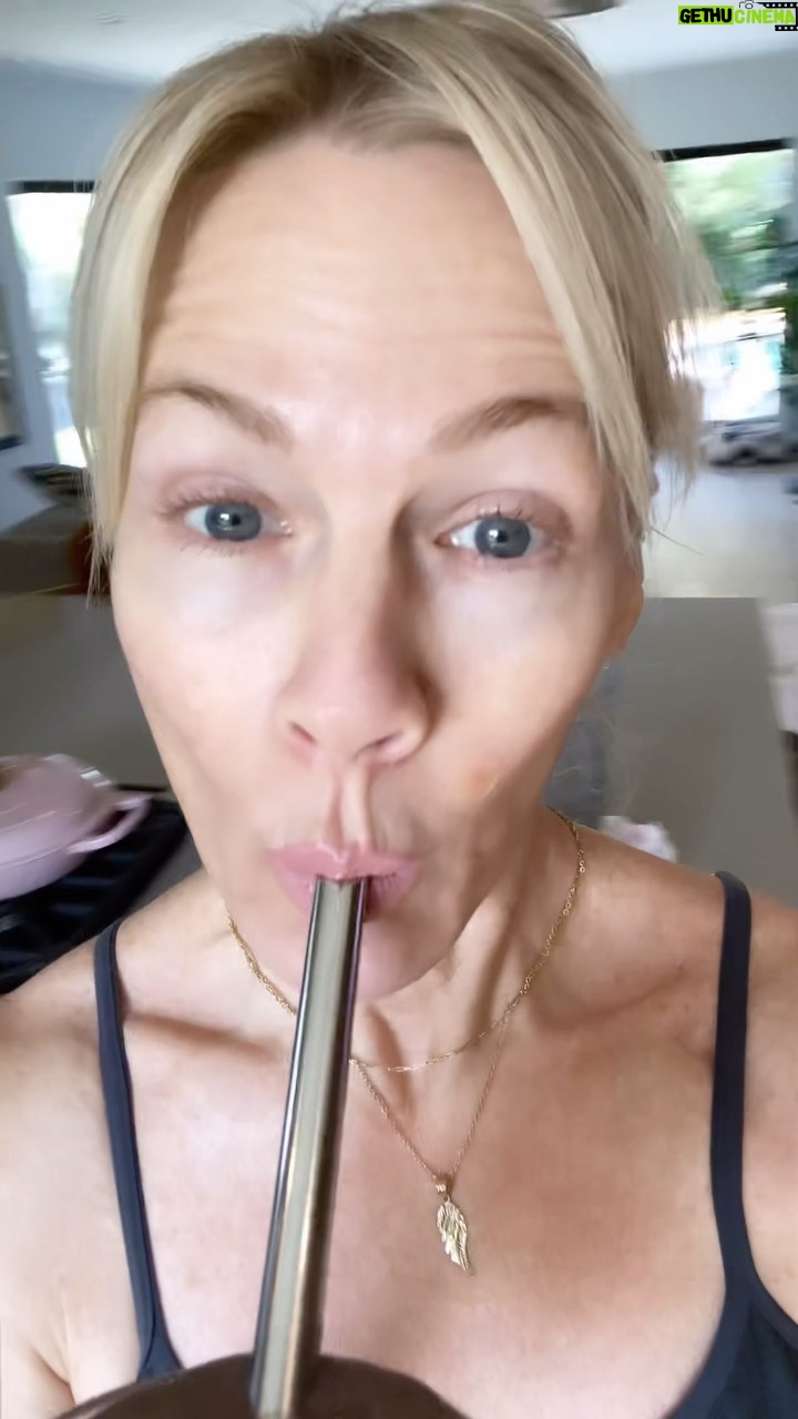Jennie Garth Instagram - MAKE THIS! Smoothies are a great way to get in loads of vitamins, proteins and nutrients! I try to start every day with one and especially before a 🏋️♀️ Here’s my morning smoothie recipe 🖤JG One big handful FRESH SPINACH 1/2 frozen BANANA 1 cup frozen BLUEBERRIES 1 DATE 1 handful RAW ALMONDS dash PINK HIMALAYAN SEA SALT 1 tablespoon MACA POWDER 1 tablespoon @brainmdhealth MCT OIL 1 tablespoon FLAX SEED OIL 1 scoop @brainmdhealth NEURO GREENS 1/4 teaspoon ROYAL JELLY POWDER (i forgot this in my video 🤪) 1/4 cup HEMP SEEDS 1 cup PLANT BASED MILK 1 cup ICE #ASMR #smoothie #preworkout #health