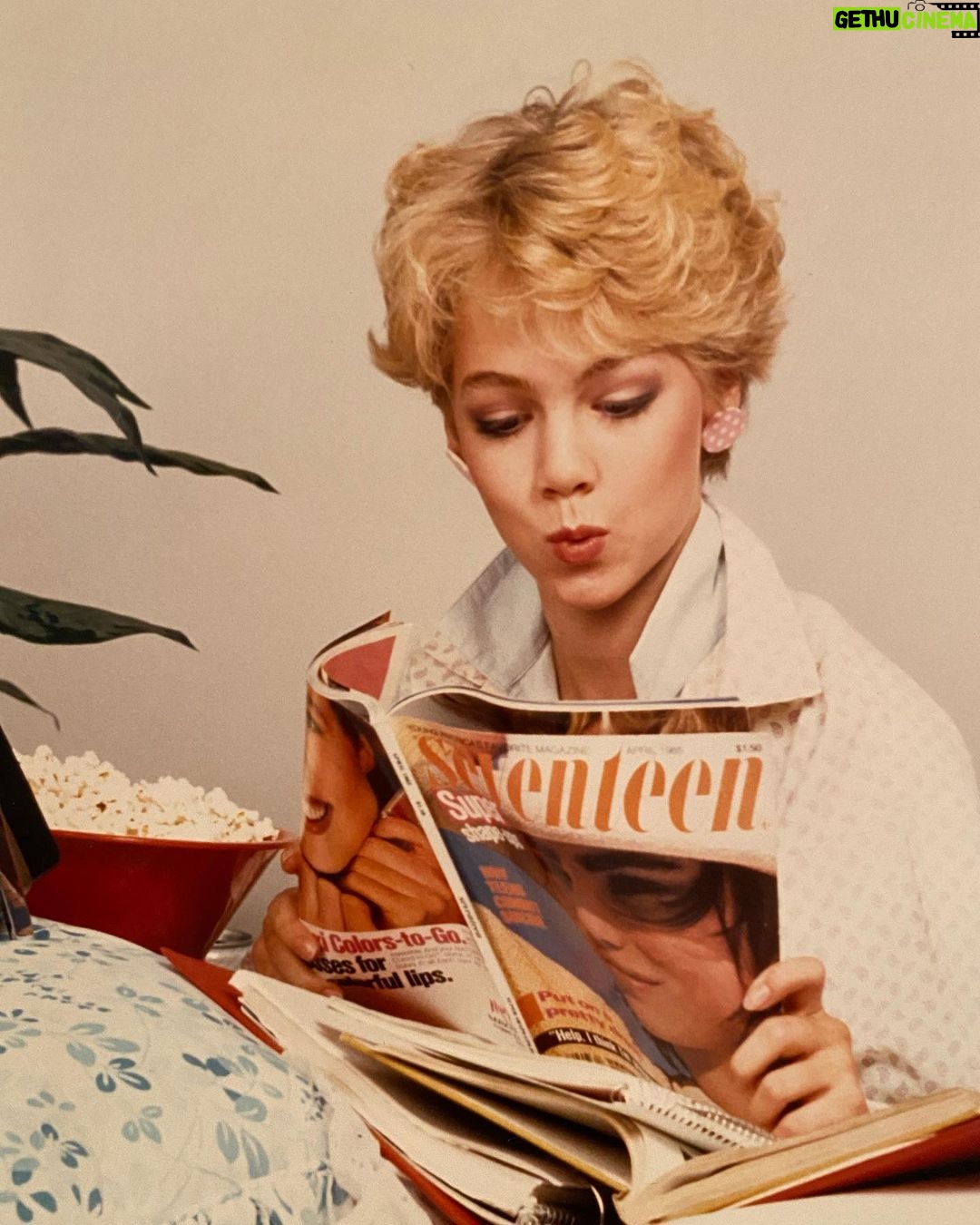 Jennie Garth Instagram - #tbt One of my very first photo shoots ever. Maybe 1987?? Fun facts: I dreamed of being in @seventeen 🤩 I’ve always enjoyed a popped collar😎 My mom gave me that haircut and made the popcorn🤣 #seventeenmagazine #80’s