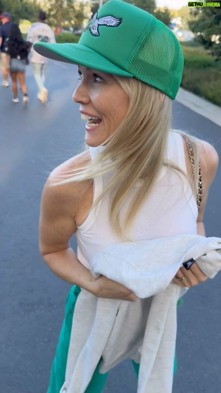 Jennie Garth Instagram - 5 - 0 baby! #flyeaglesfly @sofistadium @philadelphiaeagles