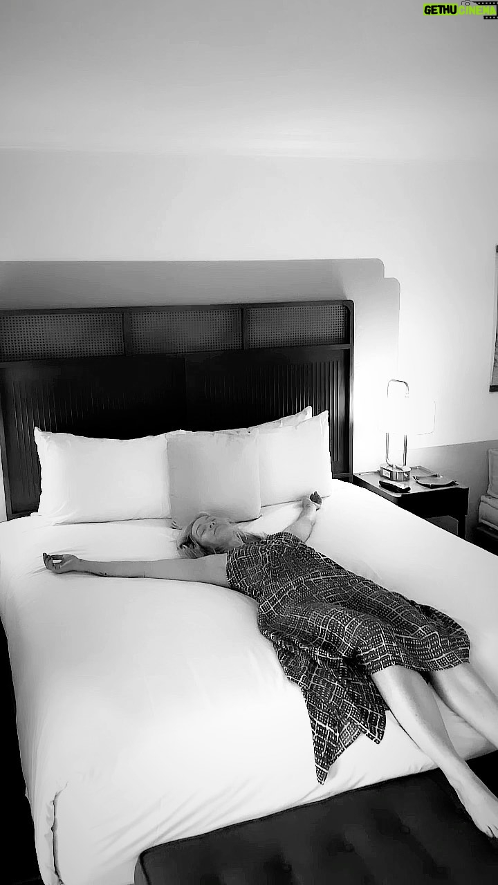 Jennie Garth Instagram - A cold, fresh bed = heaven! 📷 @dirvla If you need a break, take one! 🖤JG #ichooseme #selfcare
