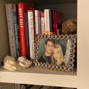 Jennie Garth Instagram - Well @jason_priestley we made it to my mom’s bookshelf. 
Right next to “A Fine Romance” and “Raising Rabbits”. I’ve probably walked by this a thousand times but just noticed it. Was this on the set of 90210 or Teen Angel?? 
Also please note that you made the shelf, but not my husband 💀