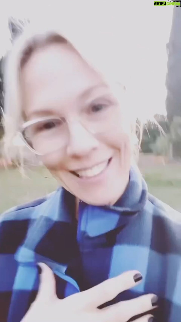 Jennie Garth Instagram - Who’s in Arizona this weekend?! I’m going to be speaking on stage at the Arizona Women’s Expo this Saturday, October 7th @ 1pm at the Phoenix Convention Center. The @uwexpo goes all weekend but here’s the cool part if you ✨SHOW THIS POST✨ at the door you’ll get FREE admission to join in the fun🎟️. Come support women entrepreneurs and small business, check out the beauty pavillions, fashion, crafting and shopping, lots of shopping! I even have my own booth there with some goodies so make sure you stop by. Can’t wait to see you there! 😘💛💛 #thewomensexpo #arizonawomensexp #ichooseme Phoenix Convention Center South Building