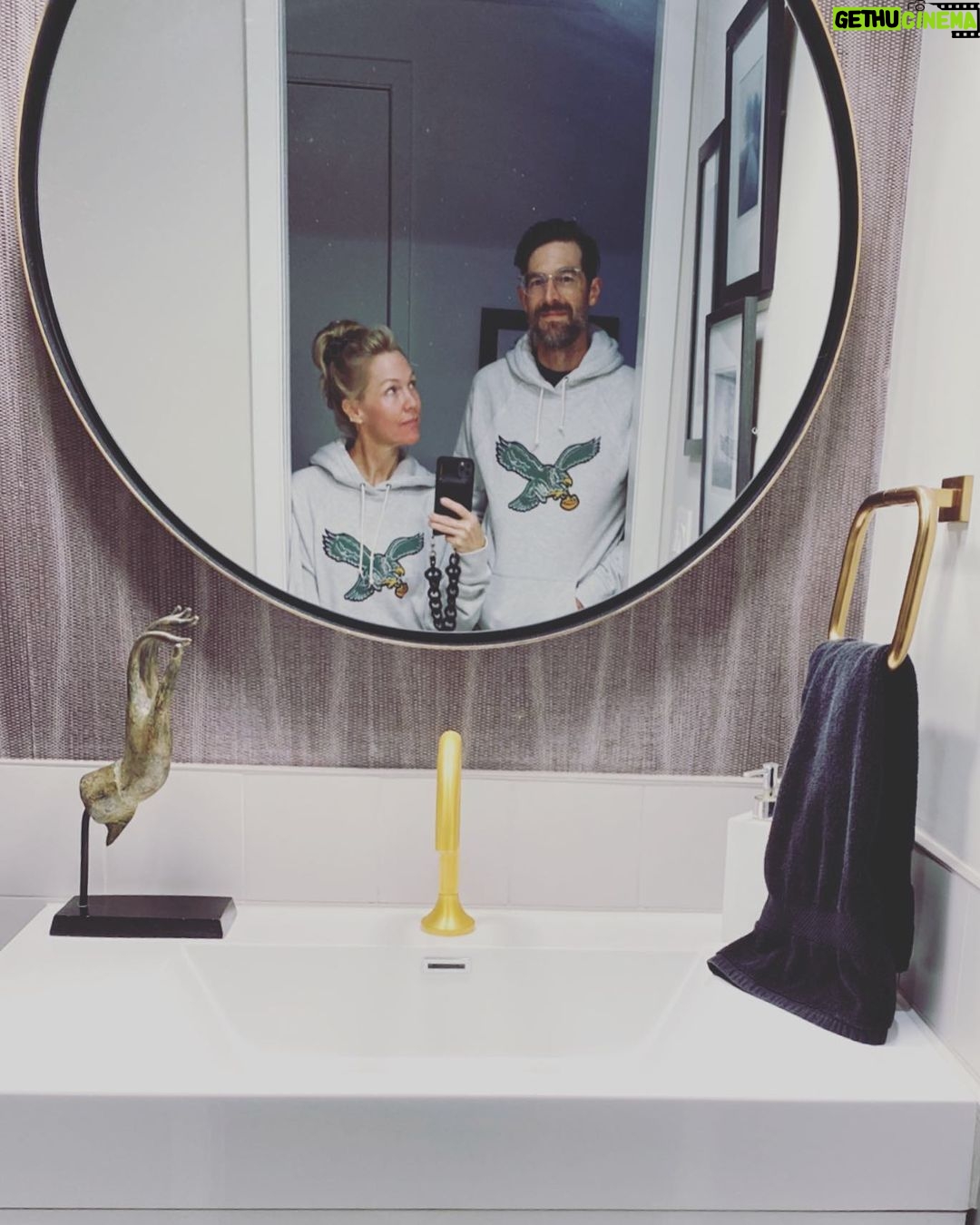 Jennie Garth Instagram - In honor of the nail-biter game today, we took a mirror selfie. 4-0 🤩#flyeaglesfly