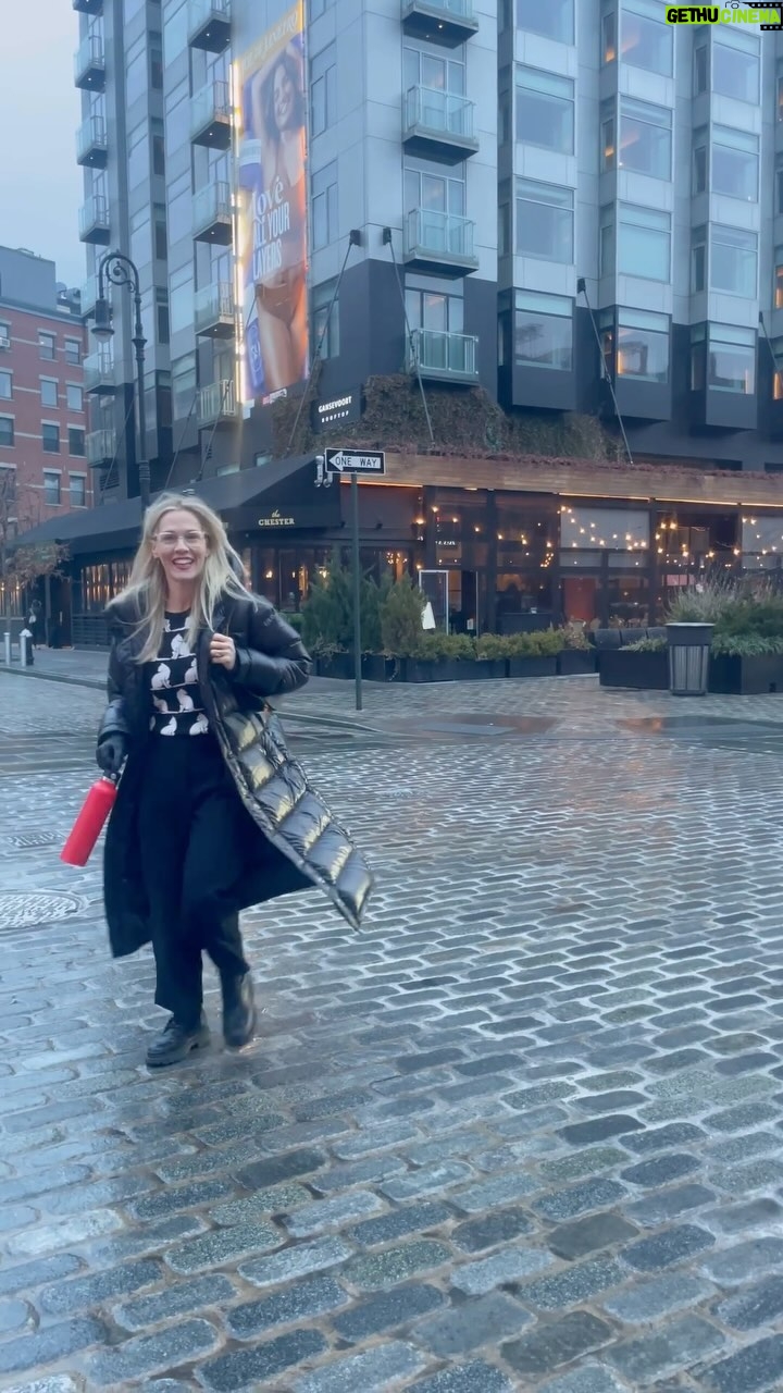 Jennie Garth Instagram - NYC March 2024🚕❤️🗽 #walkingonadream Meat Packing District