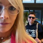 Jennie Garth Instagram - #tbt Throwing it waaaaay back to last #Thursday to give @benbaronet some love💕 Forever will you be my Bennybooboo. You’re such a badass😎 I hope you had fun being my condler (con handeler🤣) Also, you look a little sexay in that #ichooseme merch❤️ #con #bff #brotherfromanothermother