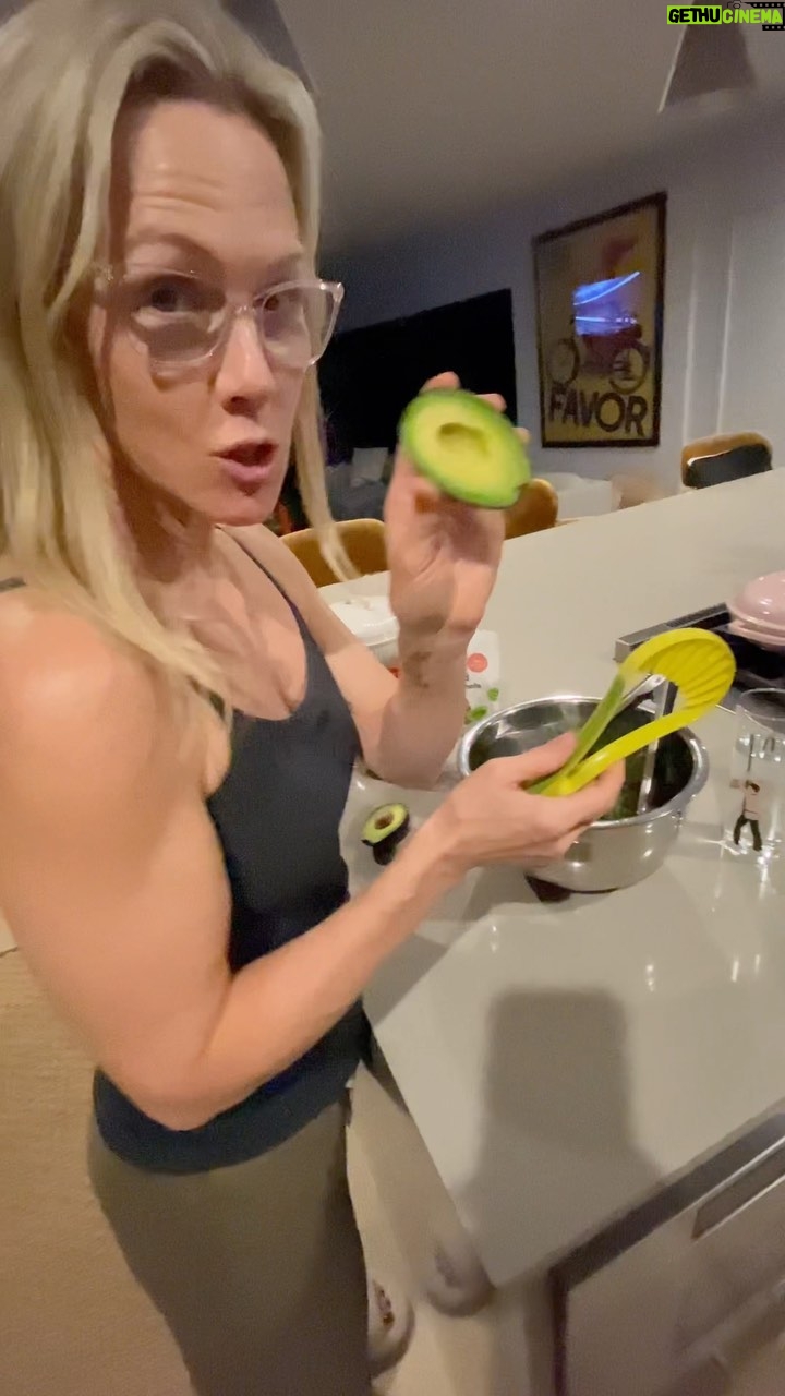 Jennie Garth Instagram - You can count on me to bring you the best kitchen gadgets out there🤣 I swear it usually works! *That sound is my dogs eating dinner 🐶🐶🐶🐶 *That grumpy man walking thru the frame is my hungry husband🙄 #kitchengadgetfail