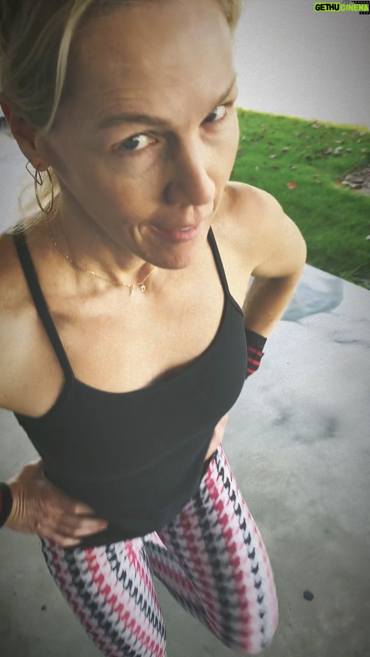 Jennie Garth Instagram - It’s Monday Motivation time! 💥💥 You know that expression “what doesn’t kill you makes you stronger”? Well, it’s true, and life will remind you. Sh*t happens, people you thought loved you will disappoint you, triggers from your past will present themselves again. But here’s the thing, it’s all designed to make you stronger. Because we HAVE to be strong!! The harsh reality is YOU are the only one who’s going to be there for you. So today I want you to remind yourself who’s calling the shots. Here’s a little secret…it’s YOU! There’s NOTHING you can’t get thru. Nobody can stop you. Nobody can keep you down. I want you to learn to be your own best friend and lift yourself back up!! Tell yourself right now, “I got you. You can do this! Everything is going to be just fine!” 🖤JG Also, when they laugh at your pants, ignore them! 👊🏻🤣 #monday #monday motivation #fitness #lifechallenges #health #mentalhealth #whatdoesntkillyoumakesyoustronger #loveyourself #ichooseme Alive Fitness
