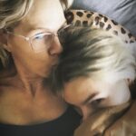 Jennie Garth Instagram - Sundays are for snuggles. I hope you’re having a great #sunday 🖤JG