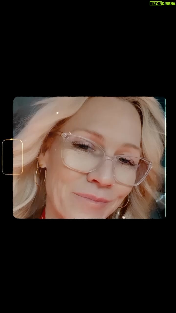 Jennie Garth Instagram - No ‘used to be’ about it!💃🏼 Happy #friday 🖤JG