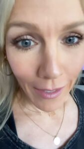 Jennie Garth Instagram - Do you have plans for Sept 15th, 16th and 17th? NOW YOU DO!😎 90’s Con in Tampa, Florida!! It’s going to be so much fun. I’ll be there with some of my very special friends, so get your tickets and come say hi to me!👋🏻🙋🏼‍♀️ Can’t wait!!! #90s #con #ichooseme @thats4ent