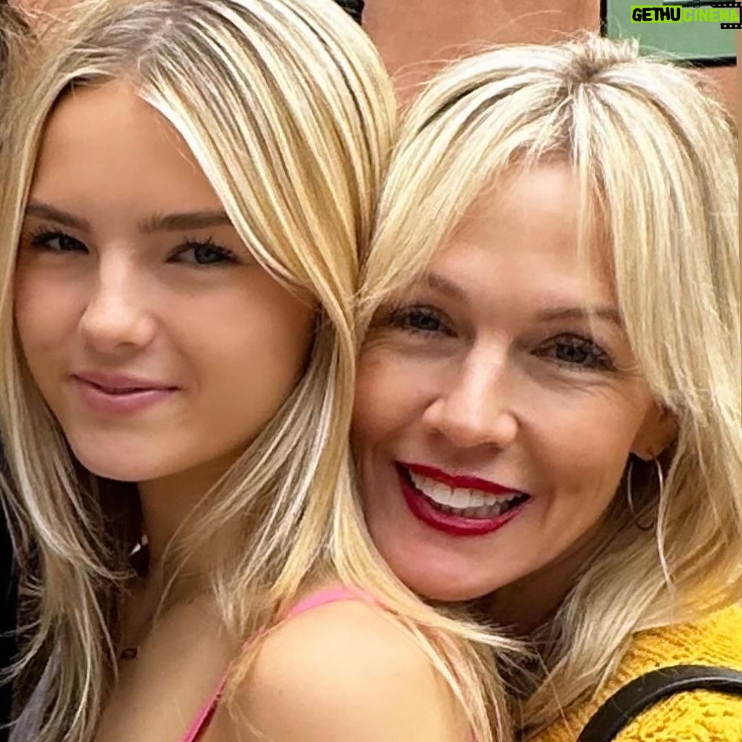 Jennie Garth Instagram - These women π There are so many incredible women in my life that have shaped me into the woman I am today. I am so grateful for all of them!! Happy #internationalwomensday to all the women everywhere! #women #love #family #whoruntheworld