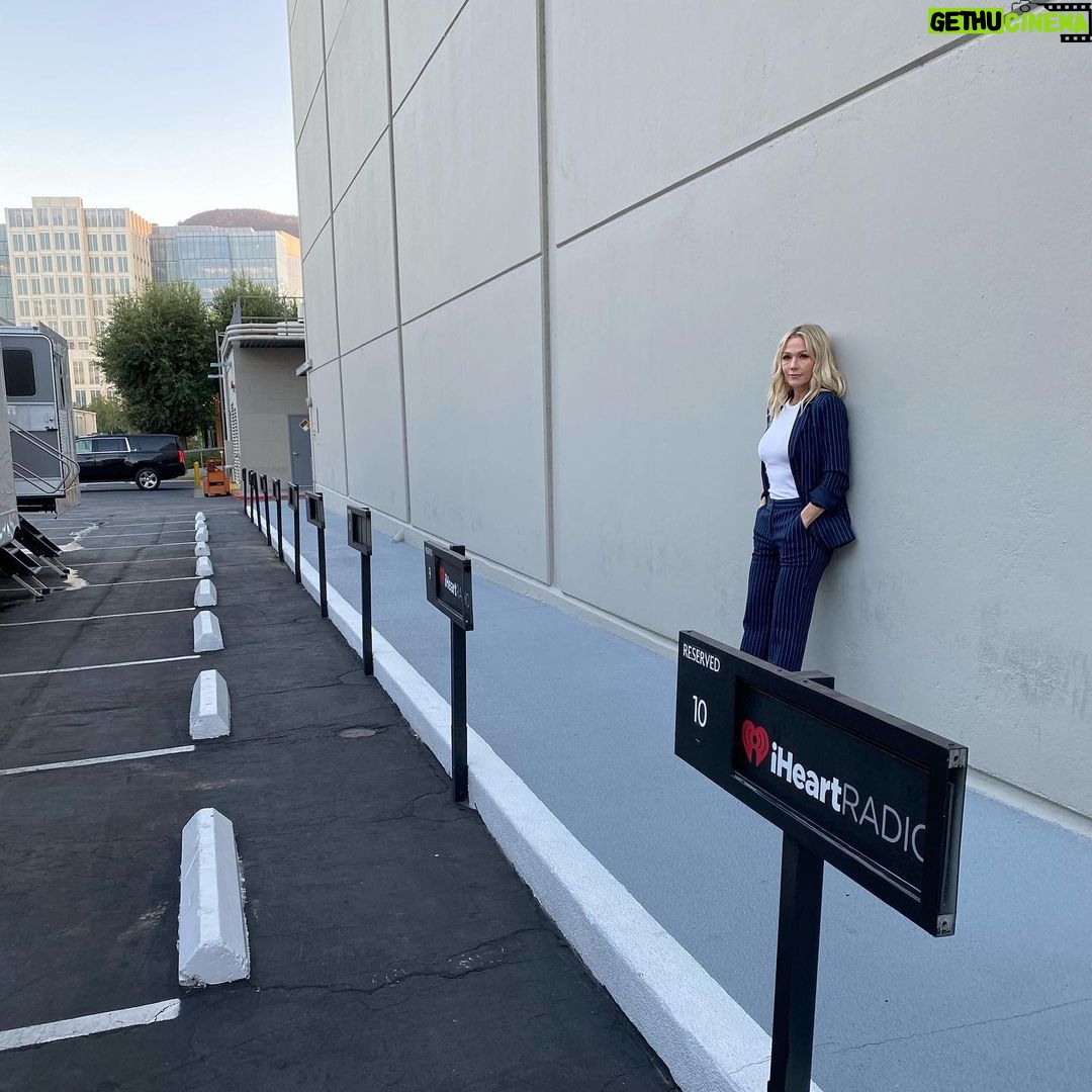 Jennie Garth Instagram - Some #bts from yesterday at the @thehartford & @iheartradio ‘Secret of My Success’ event talking about small business. I never thought at 51, I would be the CEO of my own small business. I’ve spent years dreaming up ideas and am so happy to be able to share my journey with other entrepreneurs. There really is no “secret”, it’s just hard work and perseverance that eventually will pay off if you keep at it. I liken starting your own business or projects to pushing a small ball up a mountain with your nose. Sometimes it feels impossible to get to the top, but you just have to keep pushing, even when that ball slips and falls a little or even all the way back to the bottom. I KNOW I can do it, and I know you can too! Tell me about your small business and how you succeed…I want to know! 🖤JG #smallbusiness #ichooseme #iheart