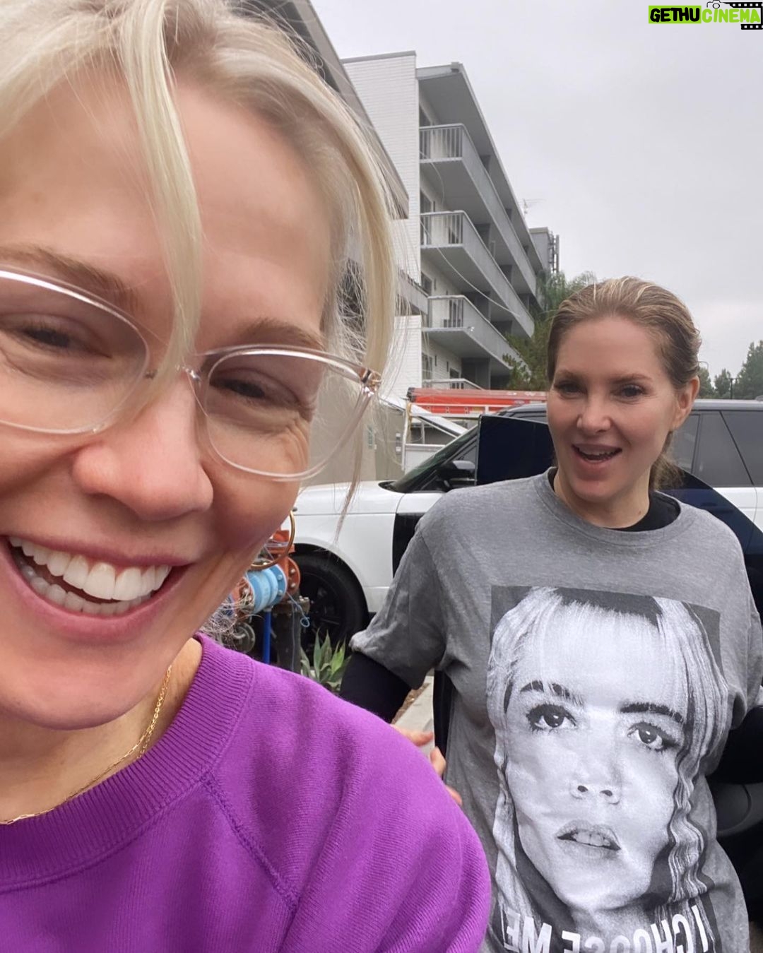 Jennie Garth Instagram - True friendship!🤣No one I’d rather dance with in @Erewhon than you @lifeofdmakeup LOL #friends #womensupportingwomen #ichooseme #merch
