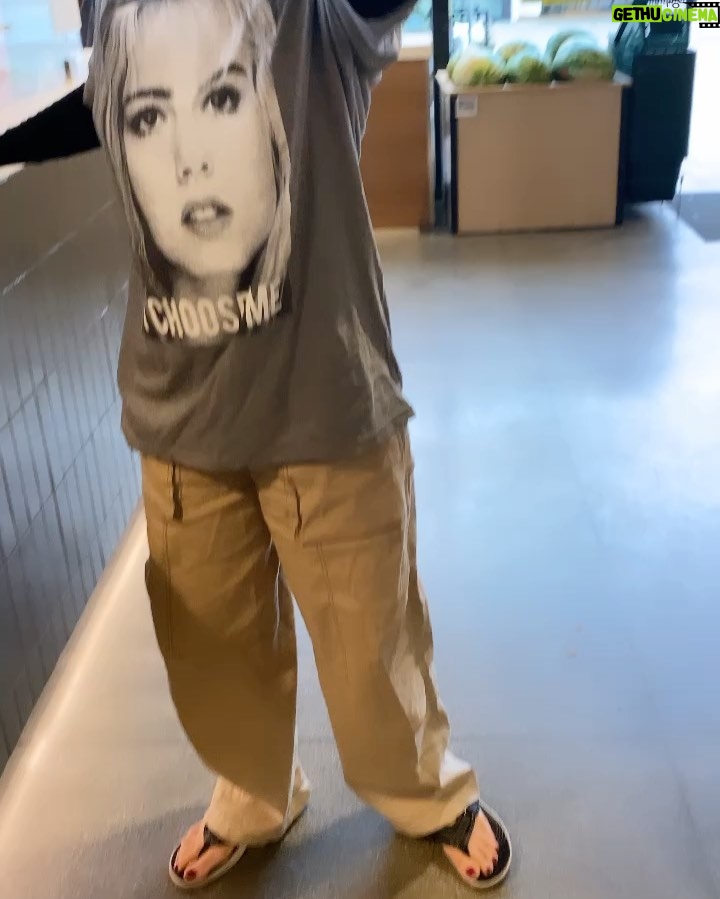 Jennie Garth Instagram - True friendship!🤣No one I’d rather dance with in @Erewhon than you @lifeofdmakeup LOL #friends #womensupportingwomen #ichooseme #merch