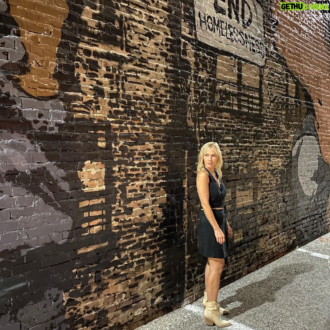 Jennie Garth Instagram - I listened to a teaching on mindfulness this past week. Here’s one of my notes… You can ask yourself “what is my mind full of?” If it’s full of to-do lists and criticisms and stress and rushing, that is what you’ll be mindful of. If it’s full of peace and contentment and the feeling of “everything is going to be ok. I’m exactly where I’m supposed to be”, then that’s what you’ll be focused on. I choose contentment! Ask yourself, what is my mind full of?🤔 🖤JG