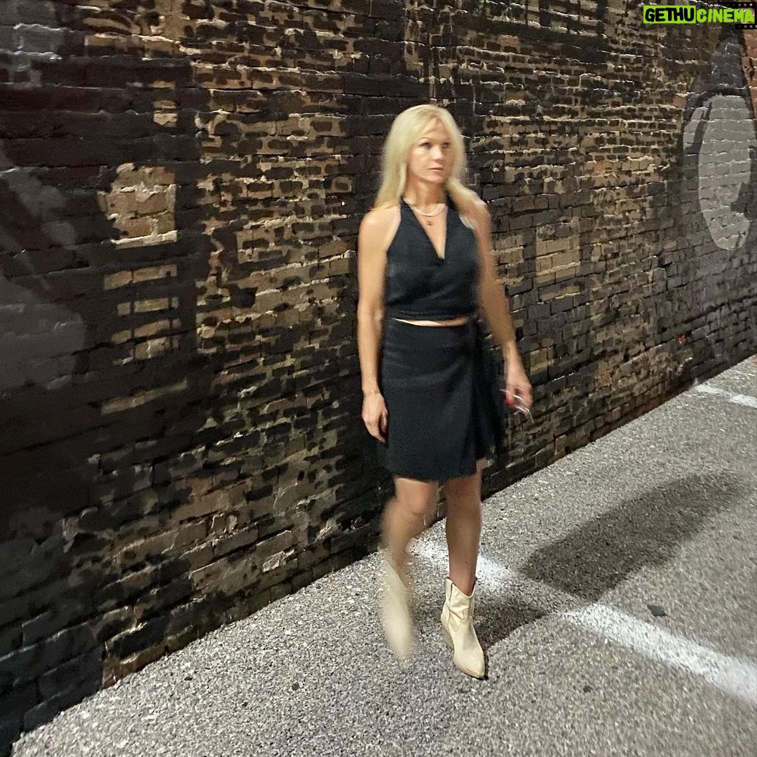 Jennie Garth Instagram - I listened to a teaching on mindfulness this past week. Here’s one of my notes… You can ask yourself “what is my mind full of?” If it’s full of to-do lists and criticisms and stress and rushing, that is what you’ll be mindful of. If it’s full of peace and contentment and the feeling of “everything is going to be ok. I’m exactly where I’m supposed to be”, then that’s what you’ll be focused on. I choose contentment! Ask yourself, what is my mind full of?🤔 🖤JG