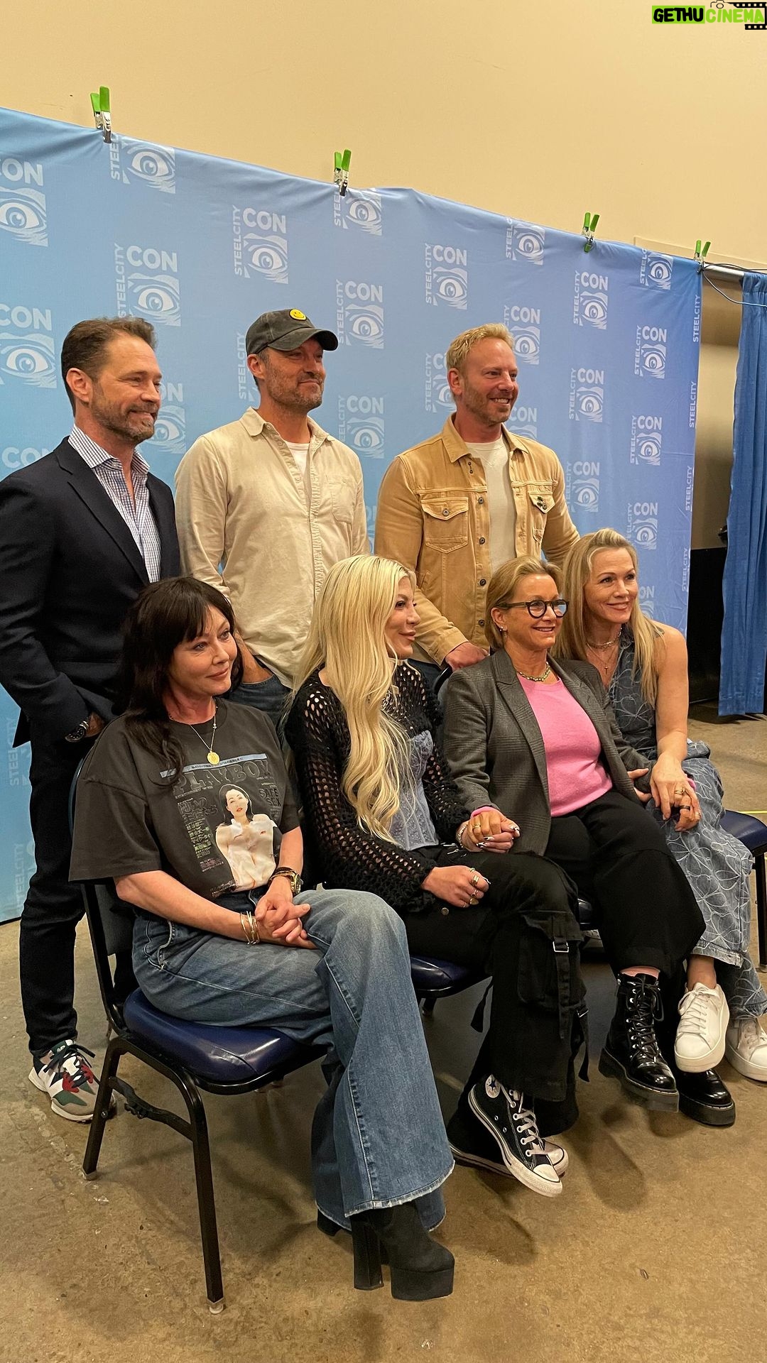 Jennie Garth Instagram - We conned so hard!! I ❤️ getting to meet and feel all the love each of you bring. My cast and I are so grateful for all of your support and patience. I hope you all love your #ichooseme merch and wear it proudly💕 Until next time 😘 🖤JG Pittsburgh, Pennsylvania