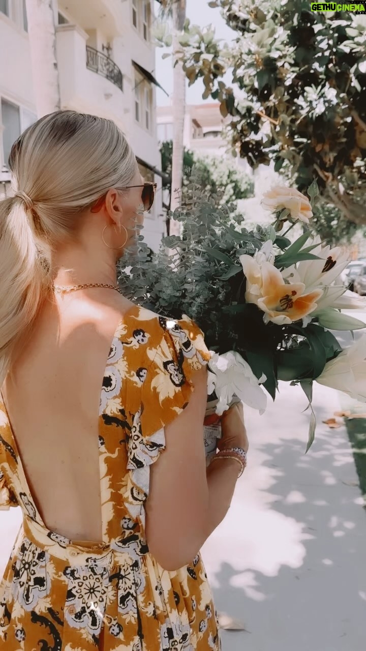 Jennie Garth Instagram - Oooo baby it’s #friday so I got you some flowers😍