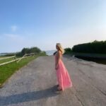Jennie Garth Instagram - Blow’in through the jasmine in my mind🎶 Name that tune… 🤔😎 🤩 📸 by @lucabellabella 👗 by @loveshackfancy #summer #ichooseme