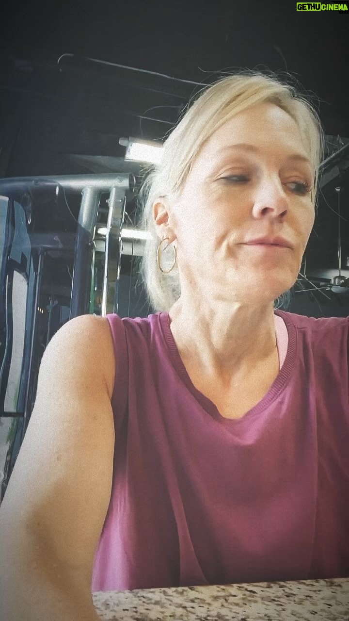 Jennie Garth Instagram - Sometimes you just need a friend to motivate you π§πΌββοΈππΌ Find somebody to encourage you to get up today and get moving! Maybe me?π #workout #health #fitness #workoubuddy #personaltrainer #motivation #gym Alive Fitness