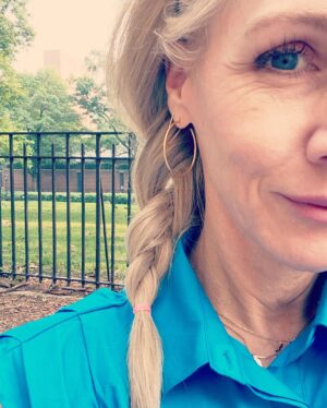 Jennie Garth Instagram - Too gorgeous out today for the subway 🦋☀️🌲
#nyc #walk #centralpark 
-also it was so stinky on there earlier🤢🤣🙅🏼‍♀️
#ichooseme