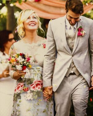 Jennie Garth Instagram - Yesterday, 7/11/15 marked our 8 year wedding anniversary. I thank the stars above for our marriage. I love the way it has changed us both into more patient, loving and understanding humans, not just with each other but with everyone around us. You make me a better person @dirvla. You aren’t much of a gambler but let’s be honest, 
you hit the jackpot👯‍♀️👯‍♀️ 🤣 
I love you babe! ❤️