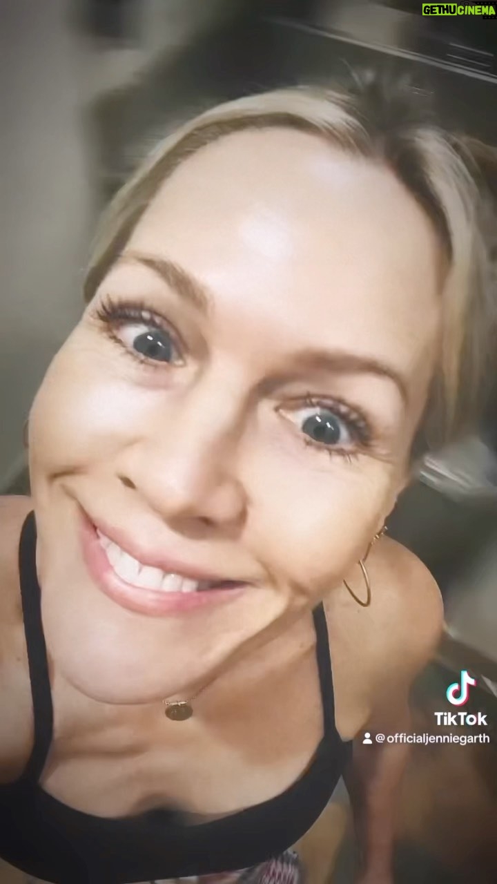 Jennie Garth Instagram - I get the ‘I don’t wanna workouts’ too! But watch me work! You can do it too 😘 #workout #motivation #fitnessmotivation #healthy #ichooseme Alive Fitness