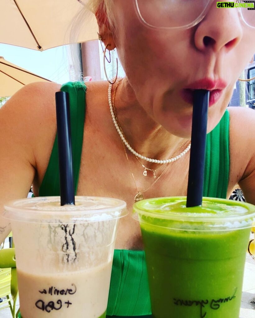 Jennie Garth Instagram - It’s a two smoothie kinda #tuesday Do you want the green one or the white one? I’m like 🤷🏼‍♀️ #smoothie #obsessed #health The truth is I drink a green/coco smoothie most everyday, def before I workout. My daughter thinks it’s disgusting😆. It gives me energy and it’s an easy way to start my day. Do you guys want the recipe? ♥️JG