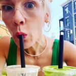 Jennie Garth Instagram - It’s a two smoothie kinda #tuesday Do you want the green one or the white one? I’m like 🤷🏼‍♀️ #smoothie #obsessed #health The truth is I drink a green/coco smoothie most everyday, def before I workout. My daughter thinks it’s disgusting😆. It gives me energy and it’s an easy way to start my day. Do you guys want the recipe? ♥️JG