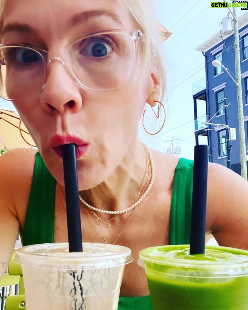 Jennie Garth Instagram - It’s a two smoothie kinda #tuesday Do you want the green one or the white one? I’m like 🤷🏼‍♀️ #smoothie #obsessed #health The truth is I drink a green/coco smoothie most everyday, def before I workout. My daughter thinks it’s disgusting😆. It gives me energy and it’s an easy way to start my day. Do you guys want the recipe? ♥️JG