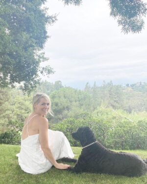 Jennie Garth Instagram - I love you so. Please don’t go…
🤍JG 
#summer #love #pearl