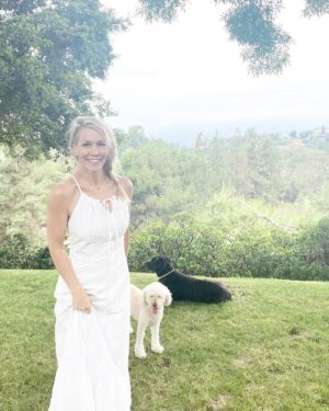 Jennie Garth Instagram - I love you so. Please don’t go…
🤍JG 
#summer #love #pearl