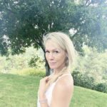 Jennie Garth Instagram - I love you so. Please don’t go… 🤍JG #summer #love #pearl