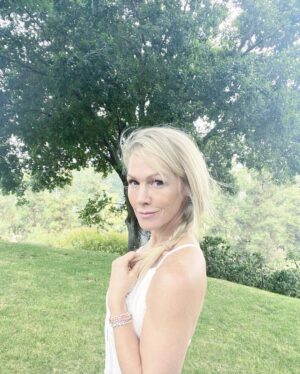 Jennie Garth Instagram - I love you so. Please don’t go…
🤍JG 
#summer #love #pearl