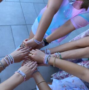 Jennie Garth Instagram - A lifetime of singing in our car brought my tribe together for such an epic night! 🎶👯‍♀️👯‍♀️👯‍♀️
Thank you @people @chiumelo and @sofistadium @laurenstaffordwebb for letting us crash your suite!😍
WE HAD THE BEST TIME dancing and singing every word💕 Such a great group to share the night with! 
@taylorswift I want to personally thank you for the years and years of feeling seen you have given my girls thru your gorgeous lyrics and story telling. You were a constant in their childhoods. We always had you blasting on the radio every-time we were in the car. 
I teach them to love and respect themselves and fill their worlds with grace,  strength and kindness. Your music delivers those positive messages loud and clear. So thank you for helping me shape them into the incredible women they have become and for shining your beautiful light for the world ❤️ 
💕The night wouldn’t have been what it was without my friend @becknyc and her beautiful @loveshackfancy dresses. We all felt so pretty 👗🎀
#daughters #music #love #invisiblestring #fearless #cruelsummer #lover #dancingwithourhandstied #girlpower