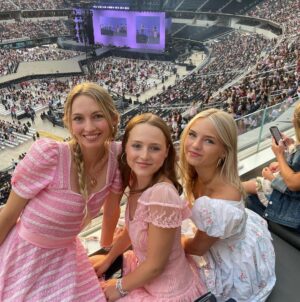 Jennie Garth Instagram - A lifetime of singing in our car brought my tribe together for such an epic night! 🎶👯‍♀️👯‍♀️👯‍♀️
Thank you @people @chiumelo and @sofistadium @laurenstaffordwebb for letting us crash your suite!😍
WE HAD THE BEST TIME dancing and singing every word💕 Such a great group to share the night with! 
@taylorswift I want to personally thank you for the years and years of feeling seen you have given my girls thru your gorgeous lyrics and story telling. You were a constant in their childhoods. We always had you blasting on the radio every-time we were in the car. 
I teach them to love and respect themselves and fill their worlds with grace,  strength and kindness. Your music delivers those positive messages loud and clear. So thank you for helping me shape them into the incredible women they have become and for shining your beautiful light for the world ❤️ 
💕The night wouldn’t have been what it was without my friend @becknyc and her beautiful @loveshackfancy dresses. We all felt so pretty 👗🎀
#daughters #music #love #invisiblestring #fearless #cruelsummer #lover #dancingwithourhandstied #girlpower