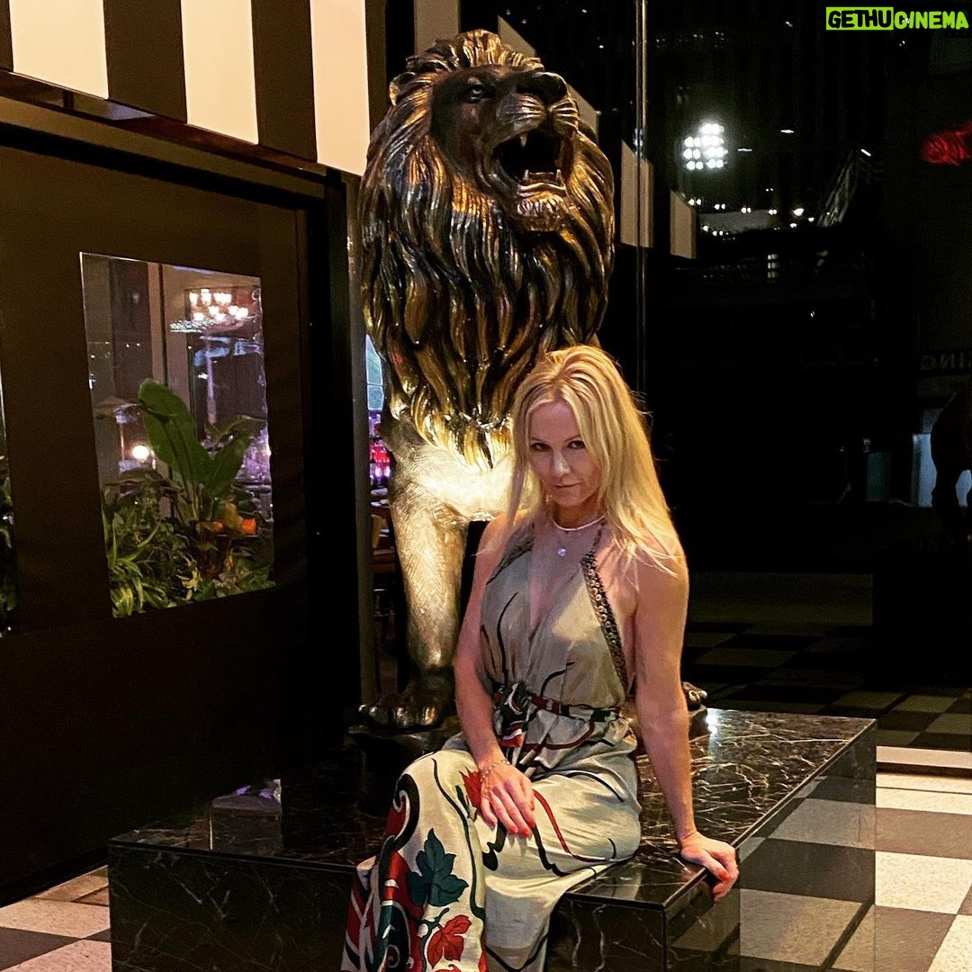 Jennie Garth Instagram - Lion around in #cincinnati 🦁 Jeff Ruby's Steakhouse, Cincinnati