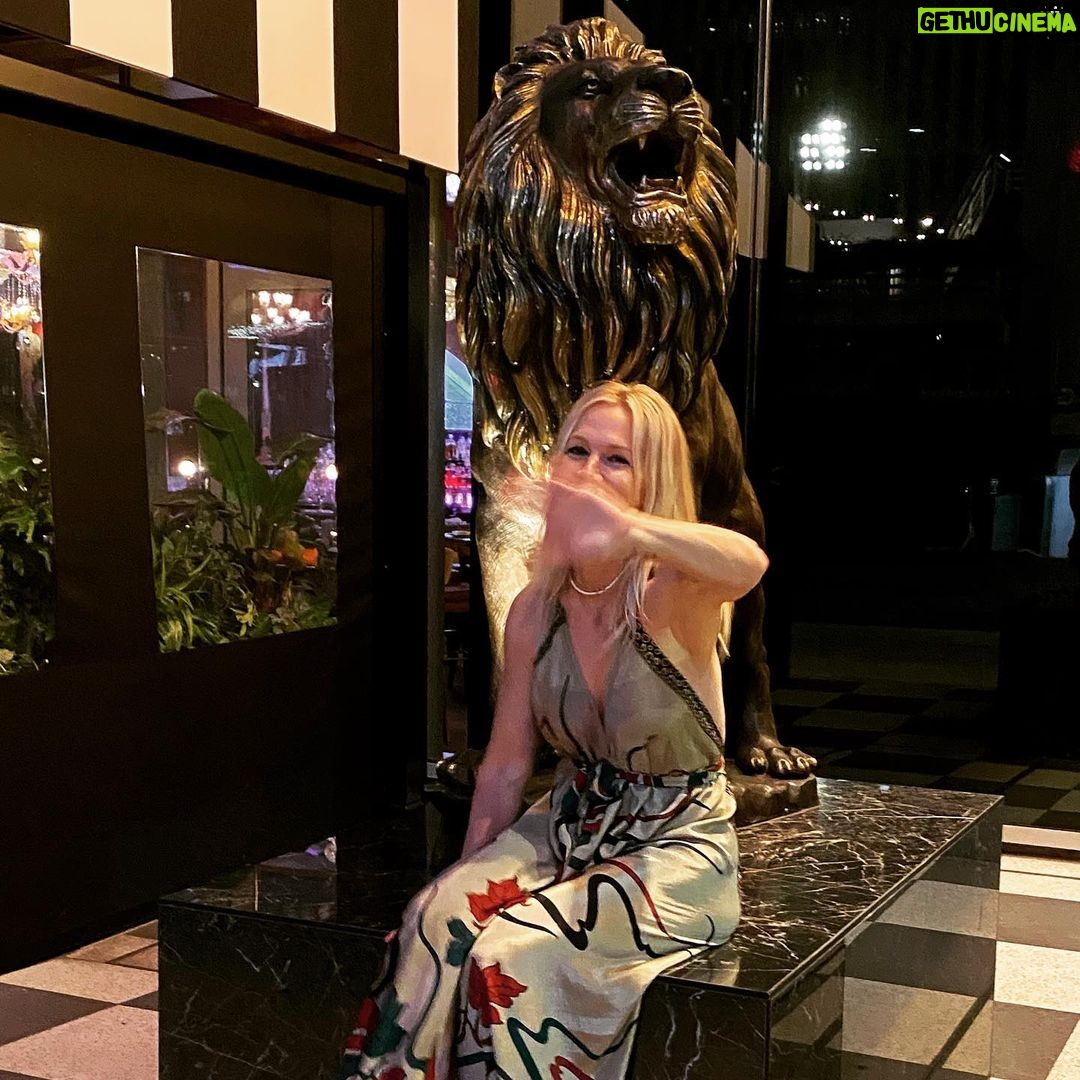 Jennie Garth Instagram - Lion around in #cincinnati 🦁 Jeff Ruby's Steakhouse, Cincinnati