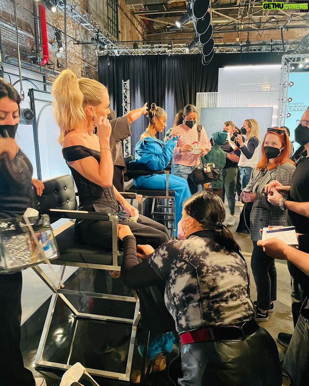 Jennie Garth Instagram - A little #bts on the set of @projectrunwaybravo My girls and I have watched this show since the very beginning so it was super fun to get to be a guest judge for the #90’s episode this All-Star Season. Thank you for having me @bravotv💕 @ninagarcia @elainewelteroth @brandonmaxwell @csiriano you are the true All Stars!🤩❤️ And anytime with you @danielmartin doing my makeup is heaven, I love you! Day 1 makeup by @taylorfitzgerald_ Hair by @valeriethehairstylist 😍 And of course dressed by the one and only @csiriano 💗 New York, New York