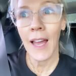 Jennie Garth Instagram - Don’t lose your momentum! 🏋️‍♀️. Sometimes we have to slow down and honor when our bodies are hurting. But that doesn’t mean we have to stop! Believe me I tried 😎 but my trainer @jasonalivefitness encouraged me to come to the gym anyway and do moves that didn’t cause me pain. We had to modify and go slow, but moving my body and getting my blood pumping felt so good. And more importantly kept my head in the game! Which let’s face it is half the battle! It would be so much easier to quit and just say ‘I can’t, I’m injured’ but it would be that much harder to start back up again after missing workouts. I’m telling you…if you can, keep your body moving. Modify and find moves that don’t aggravate your injury. Take it slow and listen to your body. Happy Friday friends. Have a healthy weekend🤩 🖤JG #ichooseme #fitness #friday