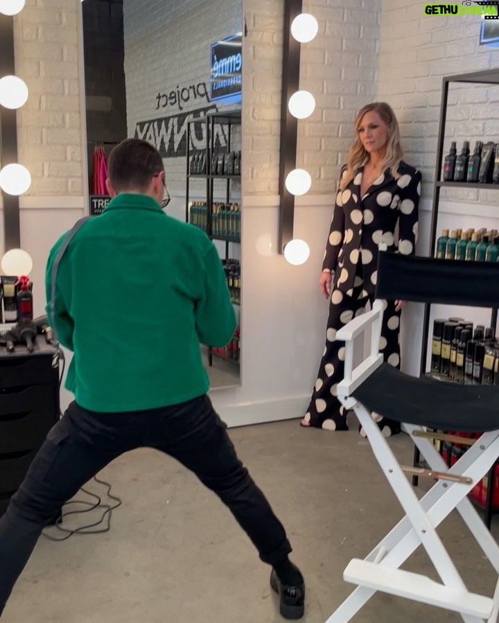 Jennie Garth Instagram - A little #bts on the set of @projectrunwaybravo My girls and I have watched this show since the very beginning so it was super fun to get to be a guest judge for the #90’s episode this All-Star Season. Thank you for having me @bravotv💕 @ninagarcia @elainewelteroth @brandonmaxwell @csiriano you are the true All Stars!🤩❤️ And anytime with you @danielmartin doing my makeup is heaven, I love you! Day 1 makeup by @taylorfitzgerald_ Hair by @valeriethehairstylist 😍 And of course dressed by the one and only @csiriano 💗 New York, New York