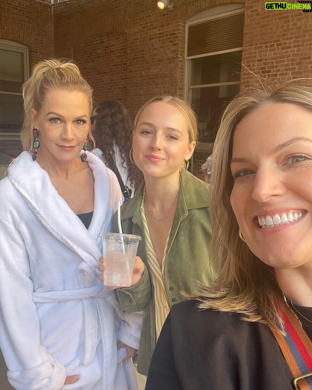 Jennie Garth Instagram - A little #bts on the set of @projectrunwaybravo My girls and I have watched this show since the very beginning so it was super fun to get to be a guest judge for the #90’s episode this All-Star Season. Thank you for having me @bravotv💕 @ninagarcia @elainewelteroth @brandonmaxwell @csiriano you are the true All Stars!🤩❤️ And anytime with you @danielmartin doing my makeup is heaven, I love you! Day 1 makeup by @taylorfitzgerald_ Hair by @valeriethehairstylist 😍 And of course dressed by the one and only @csiriano 💗 New York, New York