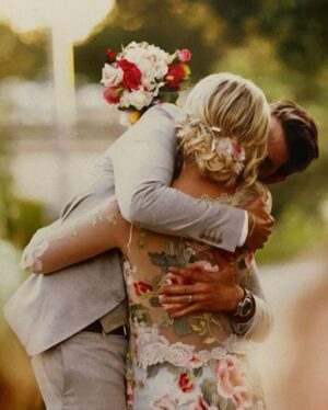 Jennie Garth Instagram - Yesterday, 7/11/15 marked our 8 year wedding anniversary. I thank the stars above for our marriage. I love the way it has changed us both into more patient, loving and understanding humans, not just with each other but with everyone around us. You make me a better person @dirvla. You aren’t much of a gambler but let’s be honest, 
you hit the jackpot👯‍♀️👯‍♀️ 🤣 
I love you babe! ❤️