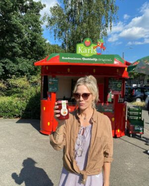 Jennie Garth Instagram - Auf Wiedersehen Germany 🇩🇪
Danke schön! We had a blast!😘 
1) Italian lunch on some lake we stumbled upon. 
2) When you see a giant strawberry, you stop and buy something made of strawberries. 3) The only pics we ever have of ourselves are thanks to Dave’s long arms😆 
4) Going down 
5) Watching the river run  6) Last sunset  7) Best nights ever! 8) Maybach! 9) Into the metal tube to be thrust across the globe 😳 10) Don’t think that’s what they’re intended for, but whatever works for you babe 💚
#germany #travel #love