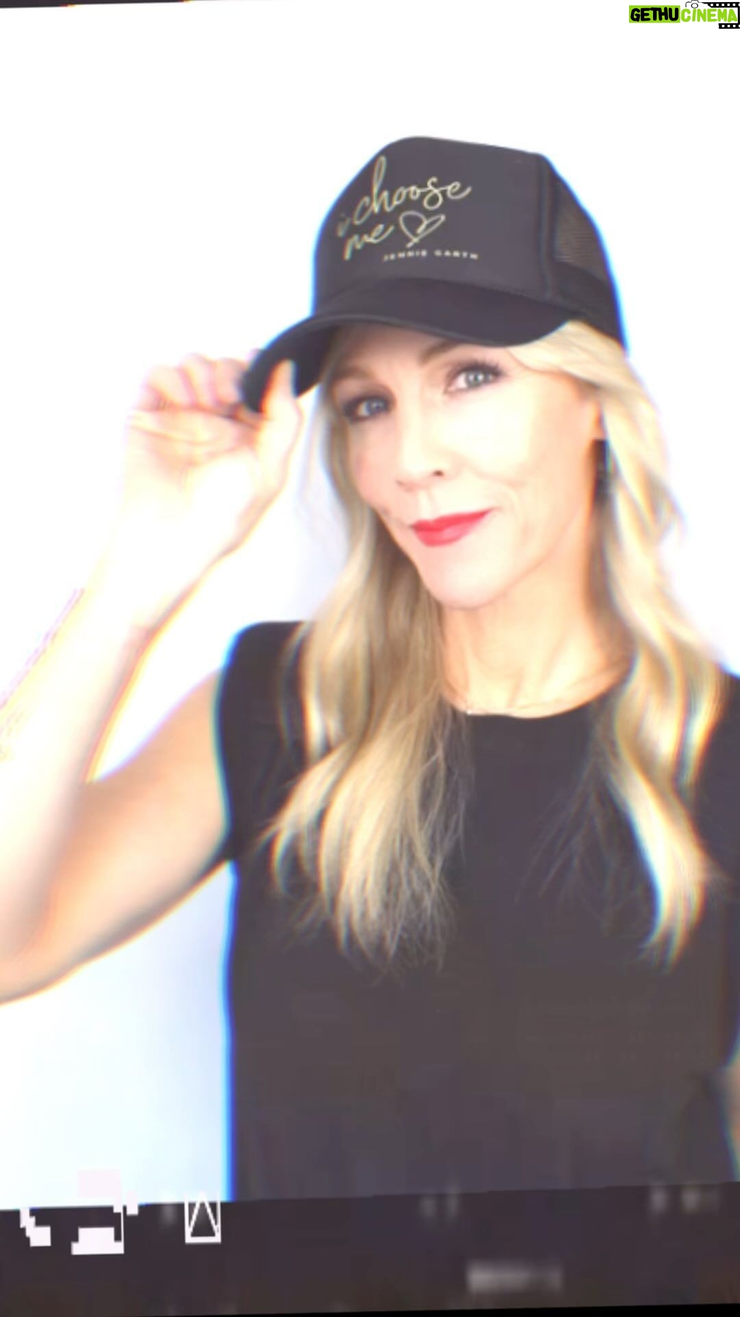 Jennie Garth Instagram - *New trucker hat drop available now! #ichooseme ๐๐งข Shop at JennieGarth.com or use the link in my bio ๐