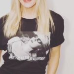Jennie Garth Instagram - Sending you a little sunshine today! ☀️😎☀️😎☀️😎☀️😎☀️😎☀️😎☀️ Custom “Meet me at the beach house” T-shirt available now, use the link in my bio *While supplies last! 😘 🖤JG #ichooseme #me #mebyjenniegarth #merch #memerch #beverlyhills #90210 #kellytaylor #kelly #tshirt #custom