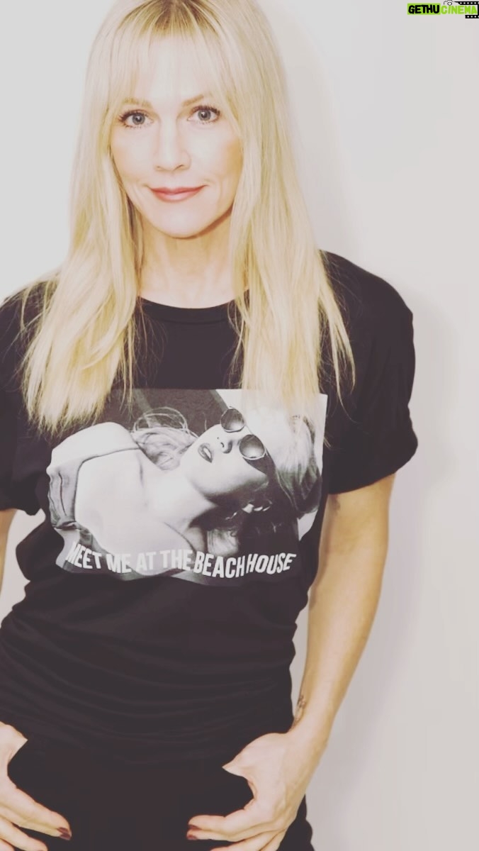 Jennie Garth Instagram - Sending you a little sunshine today! βοΈπβοΈπβοΈπβοΈπβοΈπβοΈπβοΈ Custom βMeet me at the beach houseβ T-shirt available now, use the link in my bio *While supplies last! π π€JG #ichooseme #me #mebyjenniegarth #merch #memerch #beverlyhills #90210 #kellytaylor #kelly #tshirt #custom