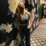 Jennie Garth Instagram - When the light shines on you, take it in! And when someone try’s to diminish your light…walk away✌🏻 🖤JG #sunday #love #kindness #choice