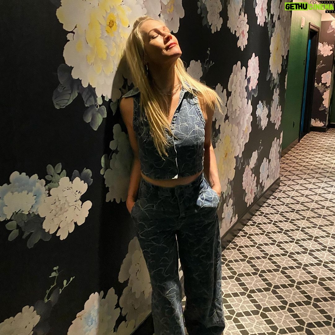 Jennie Garth Instagram - When the light shines on you, take it in! And when someone try’s to diminish your light…walk away✌🏻 🖤JG #sunday #love #kindness #choice
