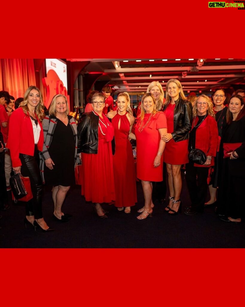 Jennie Garth Instagram - Feeling incredibly grateful for the opportunity to share my voice as the keynote speaker at last night’s Go Red for Women experience in NYC, thanks to the American Heart Association. ❤️ It was an honor to stand alongside such inspiring women and advocate for heart health! ❤️🗽#GoRedForWomen #americanheartassociation #GRFW 💄@taylorfitzgerald_ 👱🏻‍♀️@valeriethehairstylist New York, New York